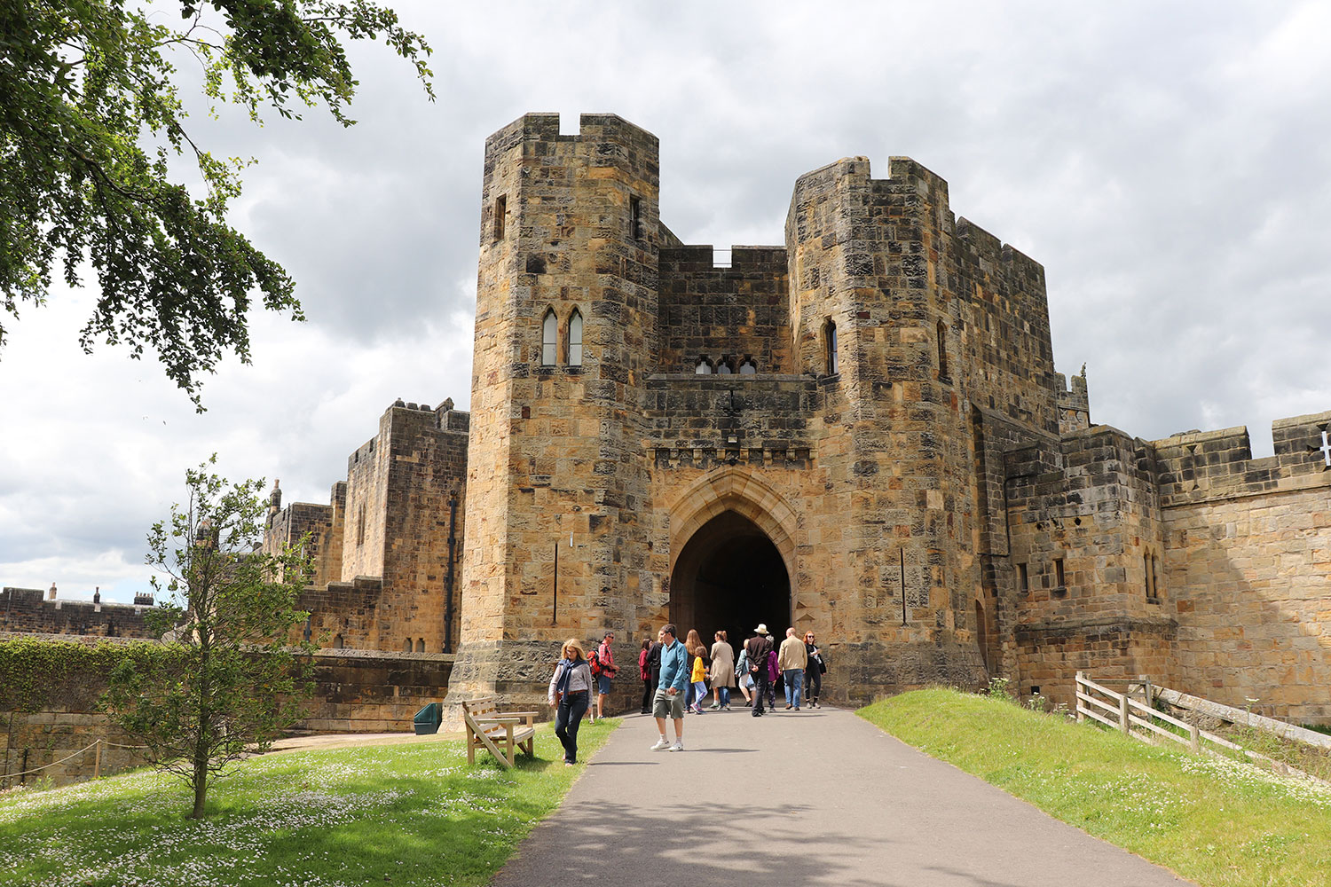 Alnwick Castle and Gardens (a Harry Potter Filming Location!) ★ I ...